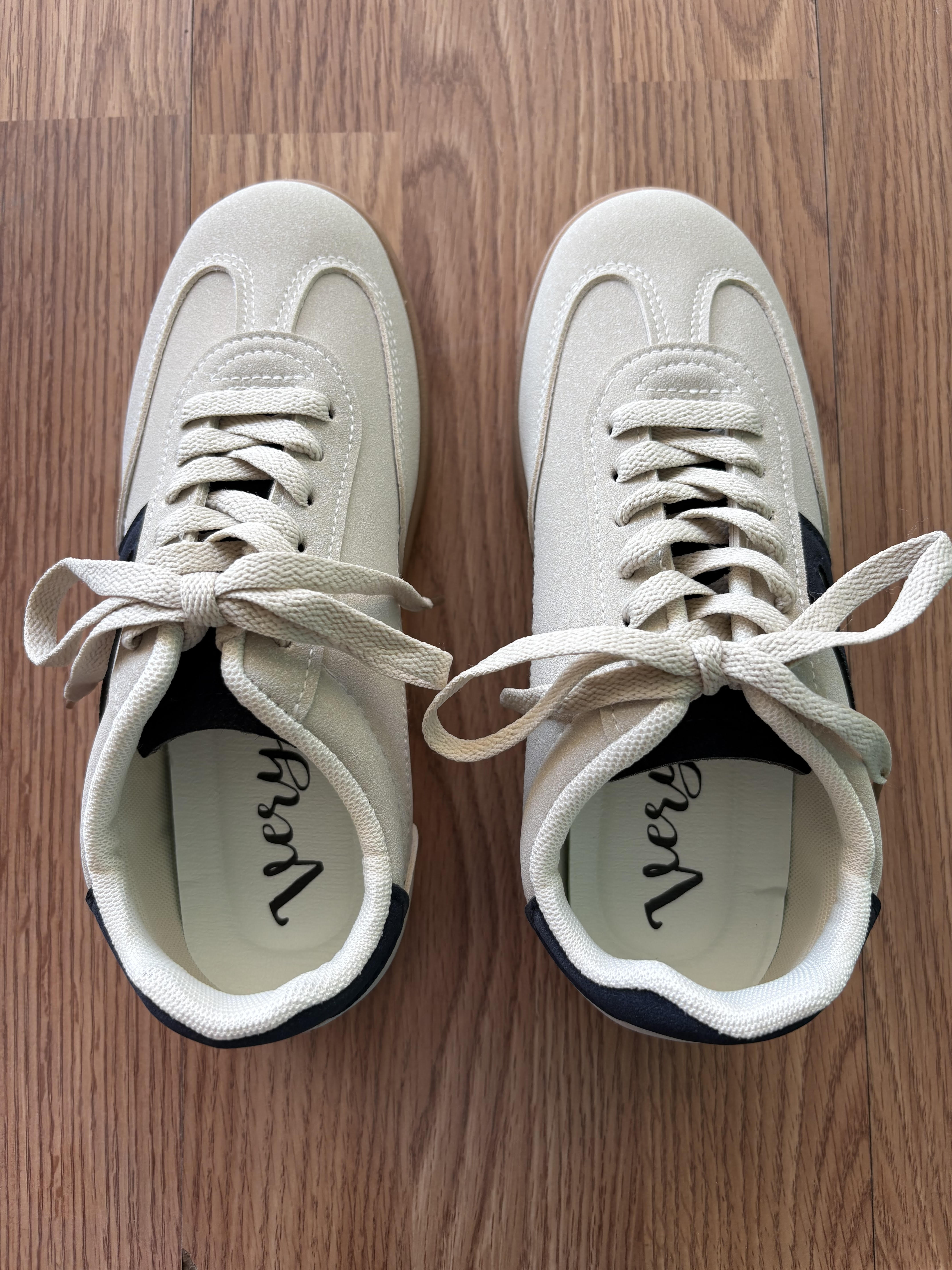 Very G Retro Beige Sneakers